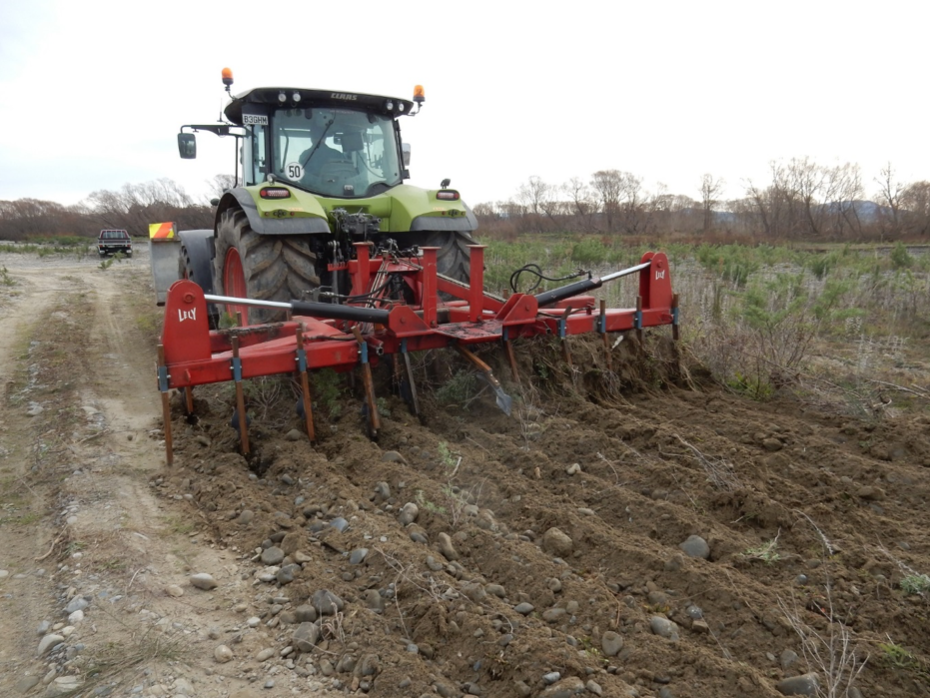 Mark I version of the ripper. This just had two rows of tynes, which left many weeds intact. Plus the tynes bent readily and clogged up with weeds.