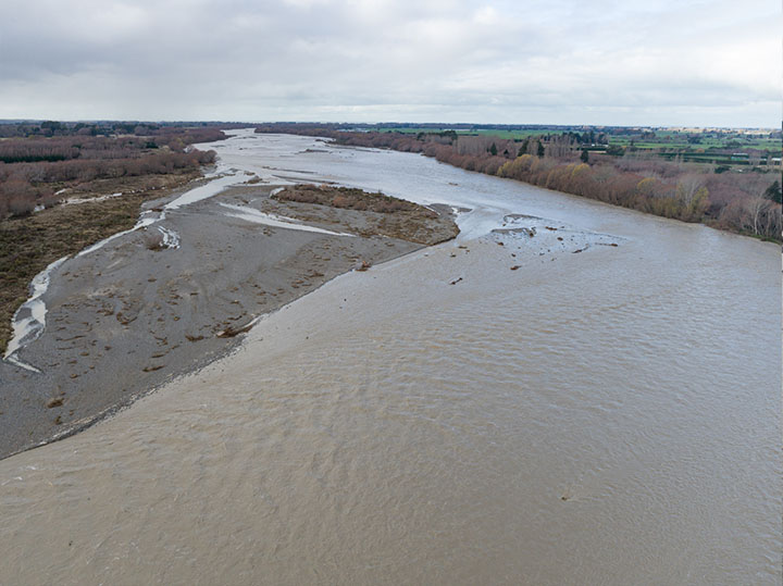 Looking downstream to the "Golf Links" island - this seems to have lost quite a bit of area - it is an island which we have wanted gone, it has mature weed and trees. Unfortunately the river is definitely not going to be going around it.