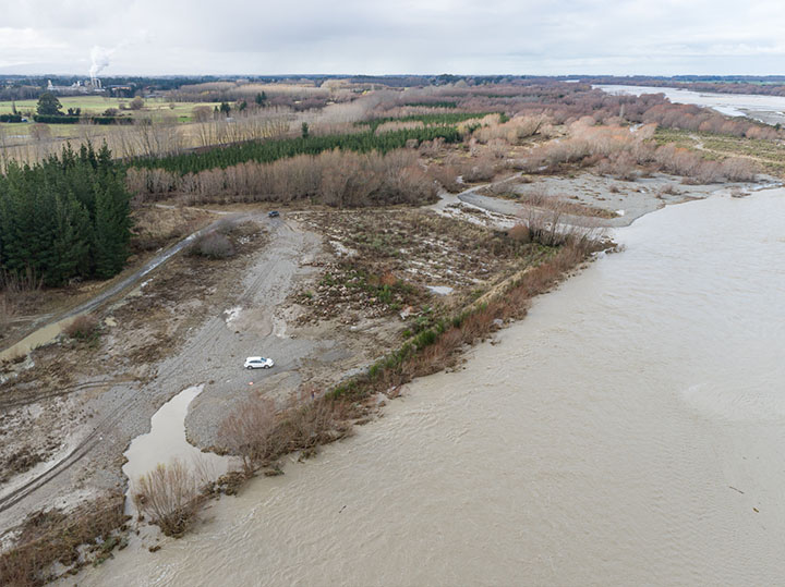 The small stopbank and trees along the edge of the area north of the Railway island. This shows how effective those willows which grow up from trunks laid along the edge of the berm are - breached in only one place, but the trees remain.